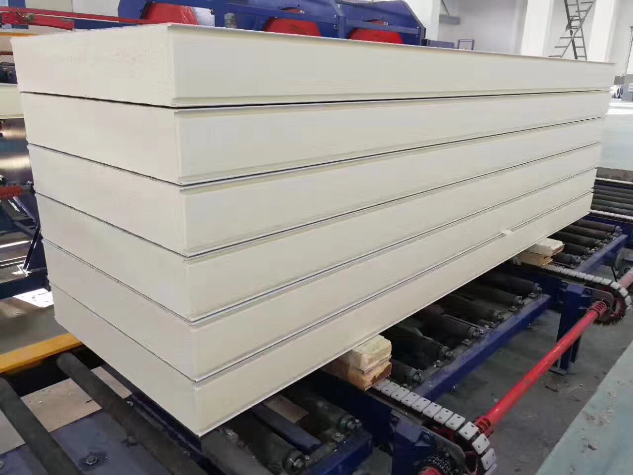 What are the characteristics of polyurethane board?