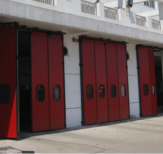 Insulated folding door