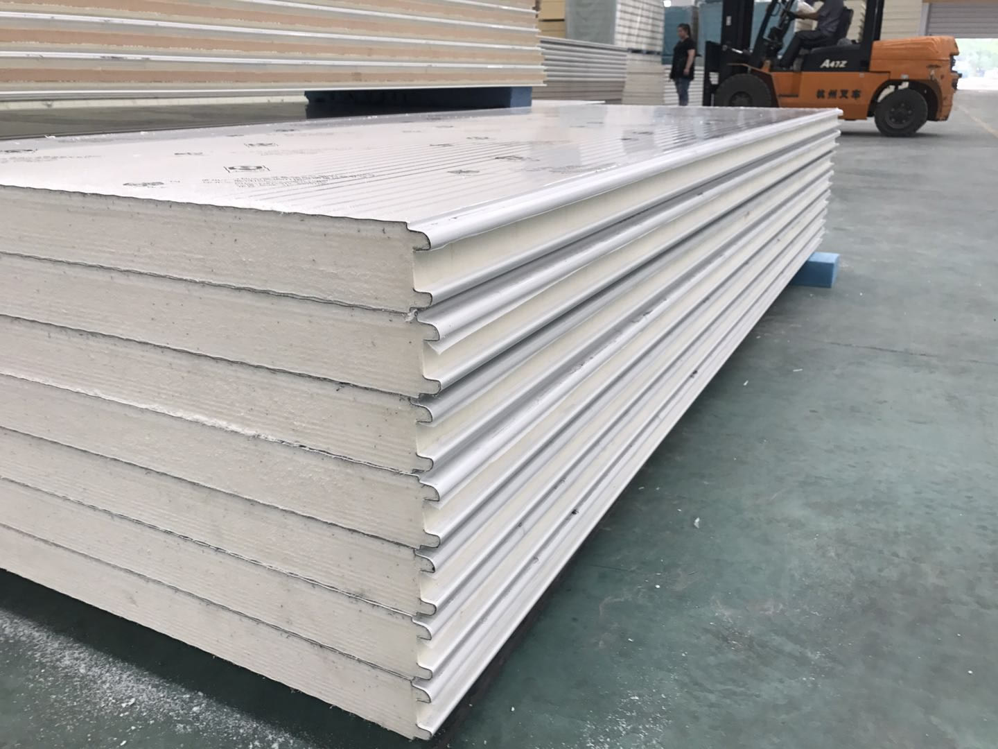 保溫板：冷庫在進(jìn)行保溫時(shí)材料怎樣來選擇？